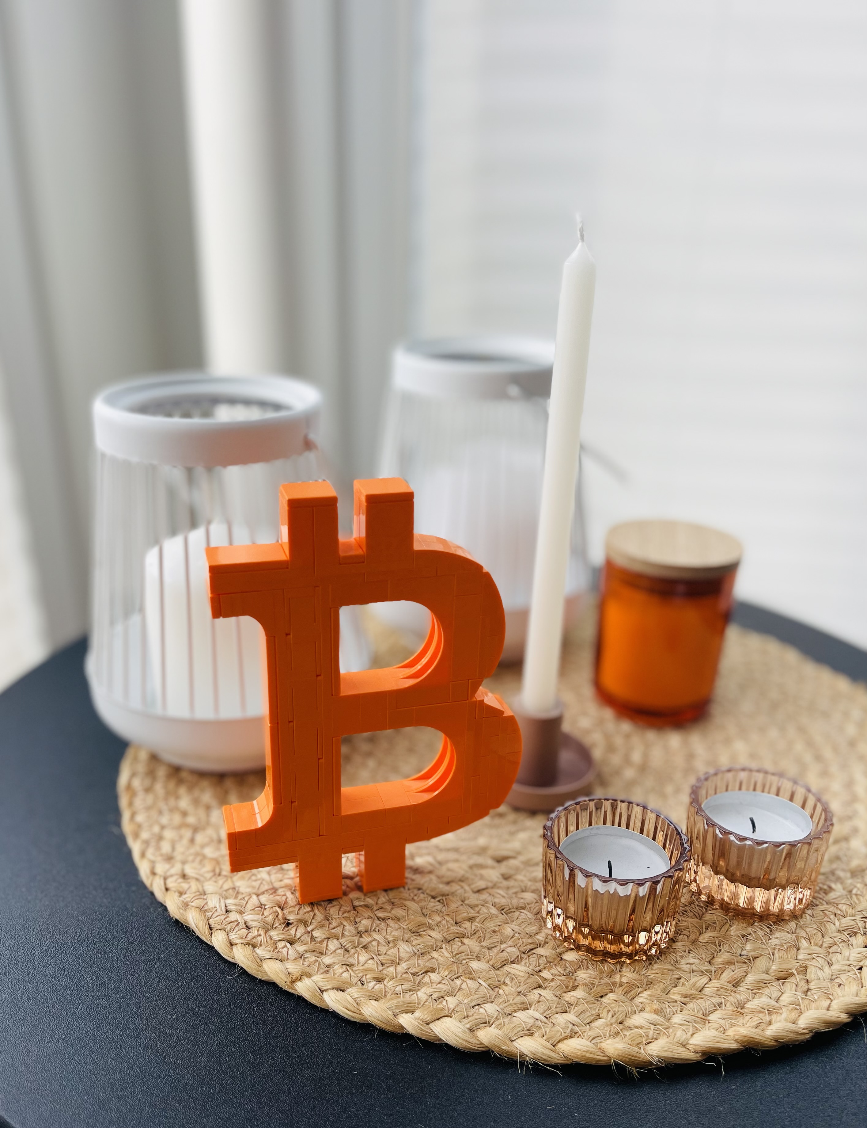 Ein orangefarbenes Bitcoin-Logo aus Klemmbausteinen